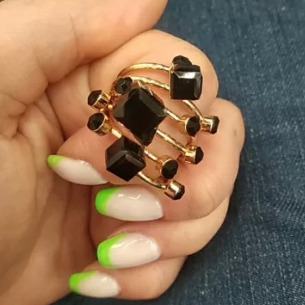 Black stone ring cluster on gold layered ring - costume jewelry - size 8 - Picture 4 of 10